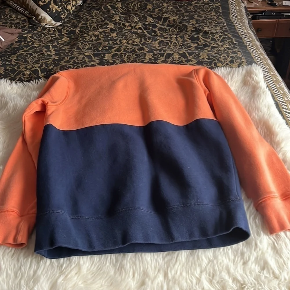 That’s a nice hoodie gap XL Orange and navy blue good conditions